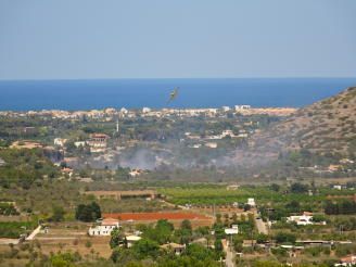 Estabilizado el fuego en el Pinaret de la Xara, en el límite de El Montgó