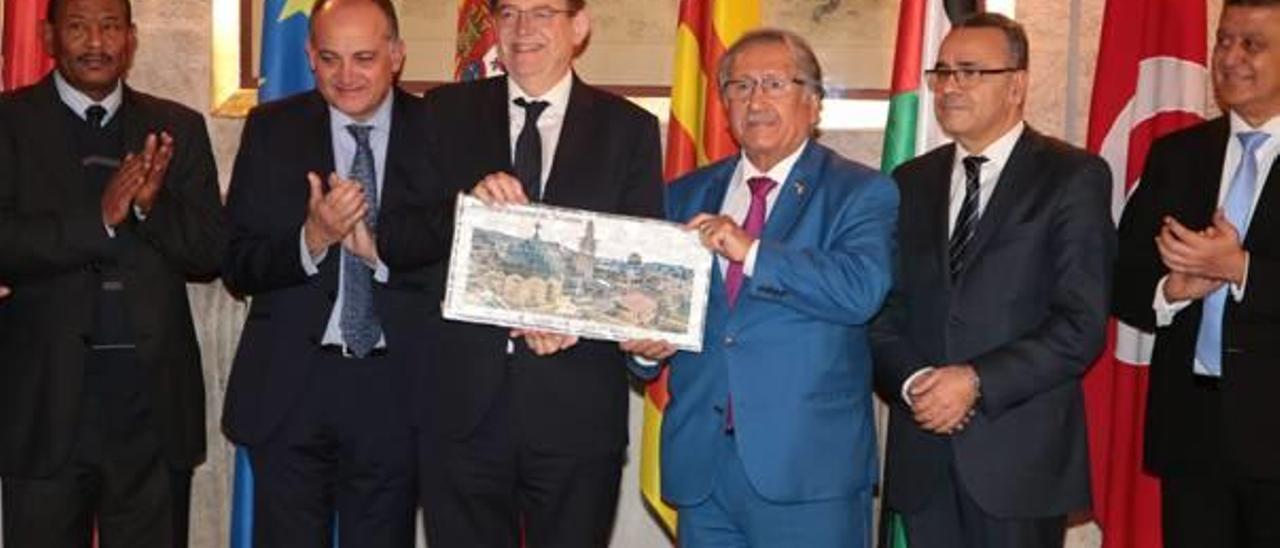 Joan Calabuig y Ximo Puig, en el centro, junto a los embajadores de diferentes países árabes.