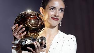 Paris (France), 28/10/2024.- Barcelona player Aitana Bonmati wins the Womens Ballon dOr 2024 at the Ballon dOr 2024 ceremony at the Theatre du Chatelet in Paris, France, 28 October 2024. (Francia) EFE/EPA/MOHAMMED BADRA
