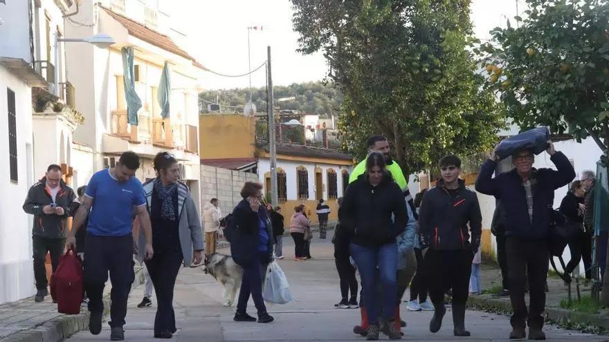 Desalojos en Alcolea: los vecinos de la calle de la Barca dejan sus viviendas ante la crecida del Guadalquivir