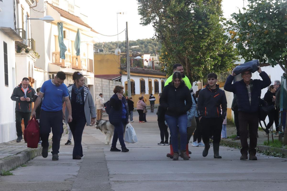 Desalojos en Alcolea: los vecinos de la calle de la Barca dejan sus viviendas ante la crecida del Guadalquivir