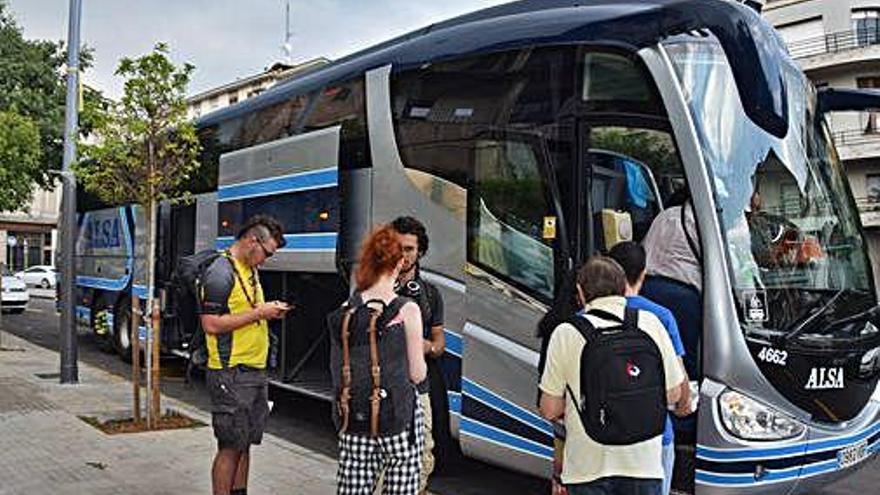 Usuaris del transports públic de viatgers a la parada de Berga