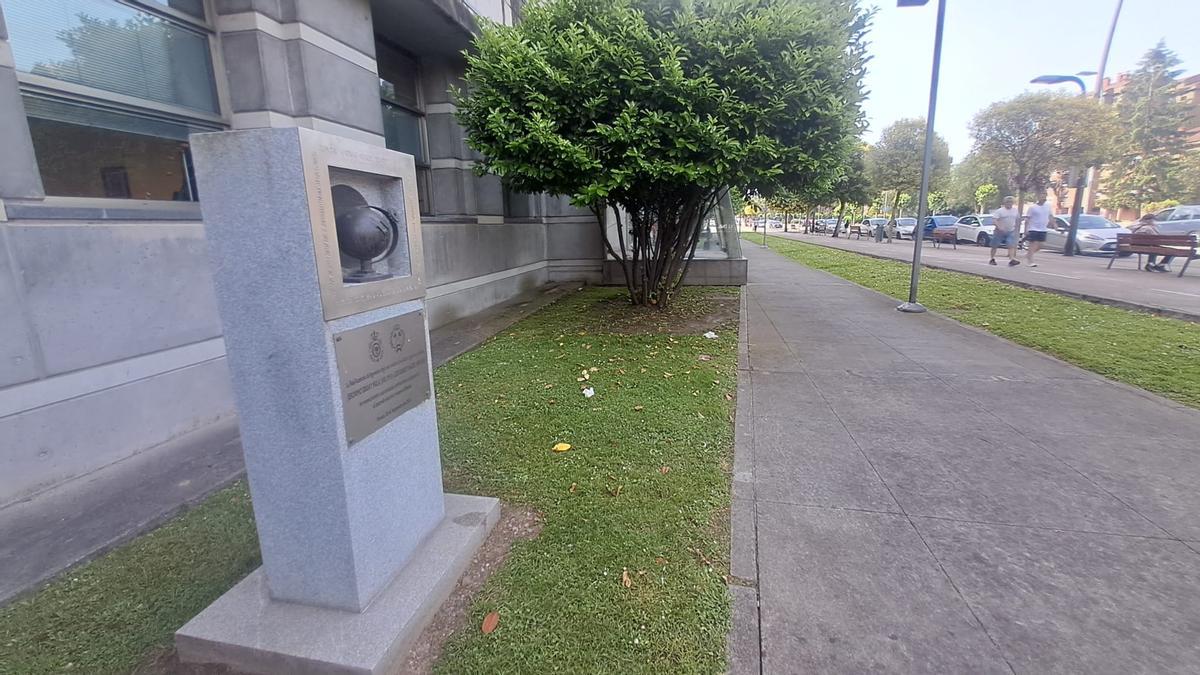 El monumento dedicado a Luis Adaro y Jerónimo Ibrán.