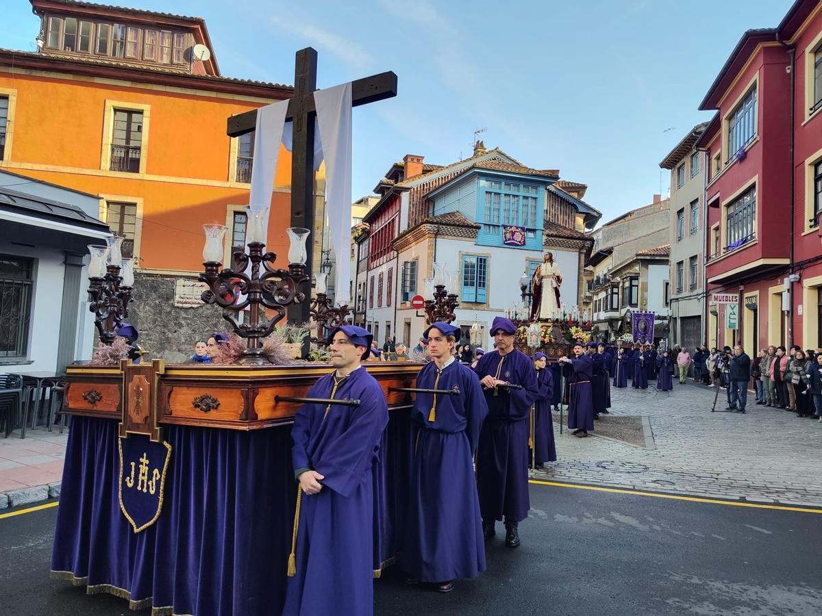SEMANA SANTA VILLAVICIOSA 2023 | La procesión de la Soledad recorre ...