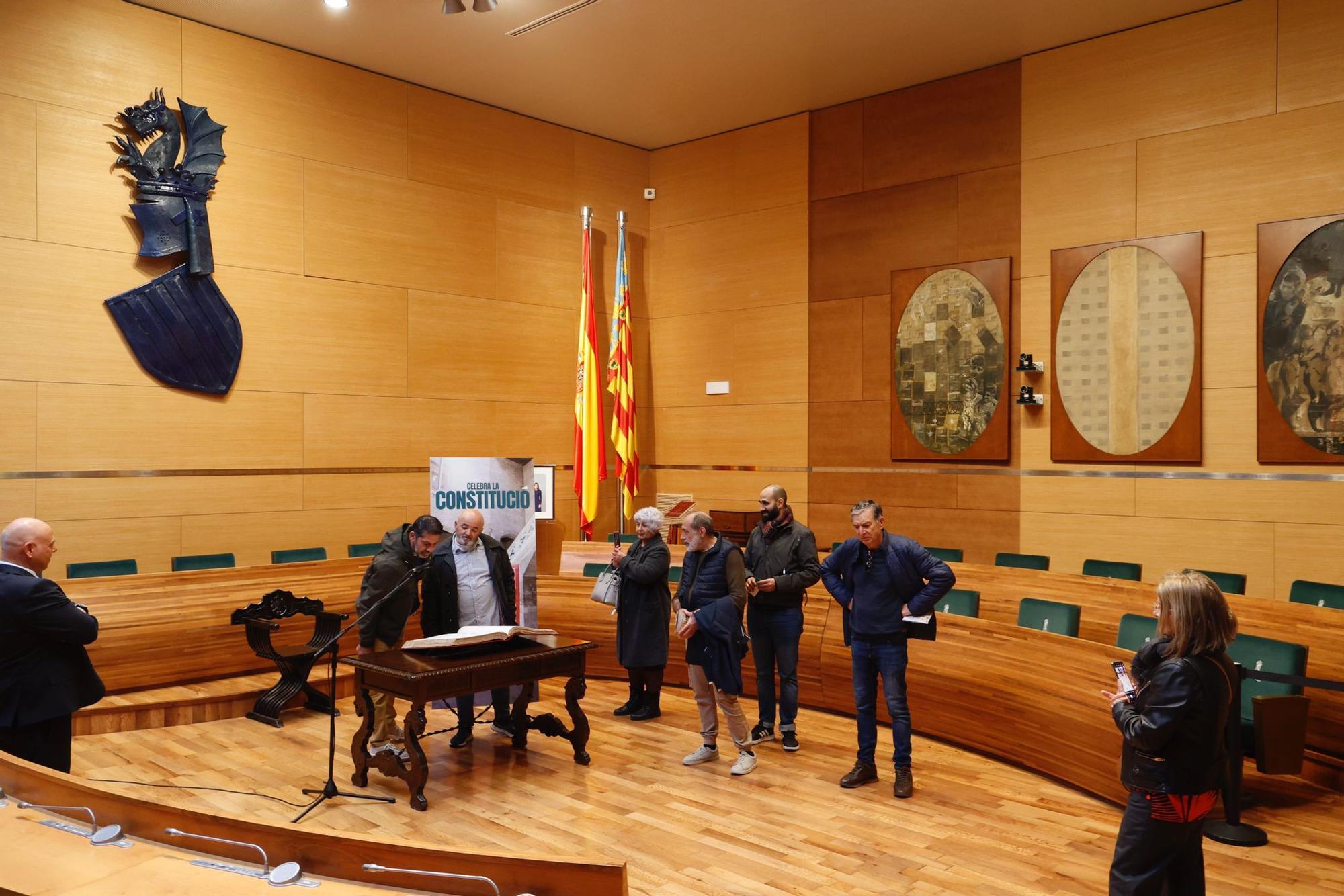 Los valencianos acuden al aniversario de la Constitución en la Diputación de València