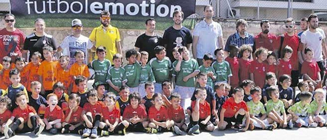 Grupo de participantes en la primera edición de la ´Poveda Futsal Cup´, que reunió a más de 700 personas.