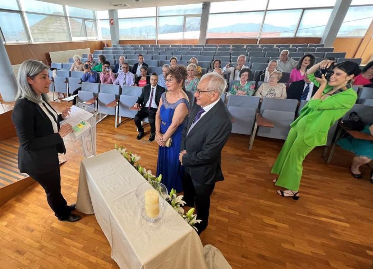 Victoria Portas (Alternativa dos Veciños), oficiando unas “bodas de oro”.   | // G.M.P.