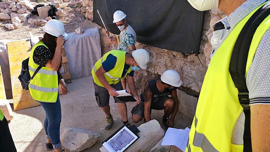 Los trabajos de reconstrucción de la puerta del antemural. | ÁXEL ÁLVAREZ