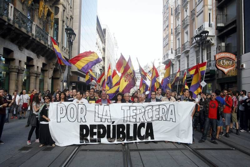 La gente sale a la calle para reivindicar la República