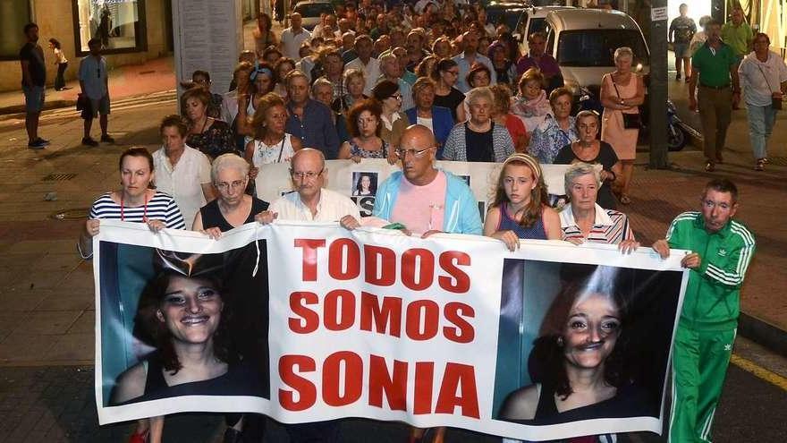 La cabecera de la manifestación, con los padres y hermana de Sonia, a su paso por la Calle Peregrina.  // Rafa Vázquez