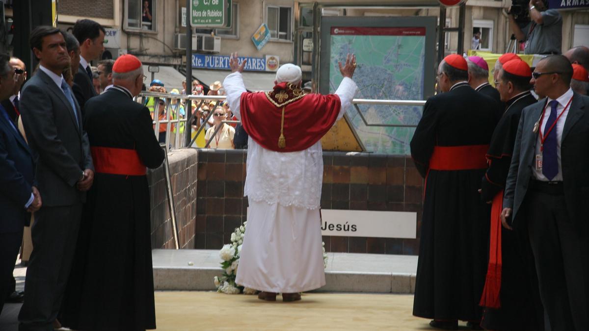 El papa Benedicto XVI oficia el responso en la estación de Jesús por las víctimas del accidente del metro del 3 de julio de 2006.