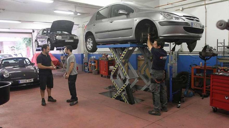 Un taller de reparación de coches.