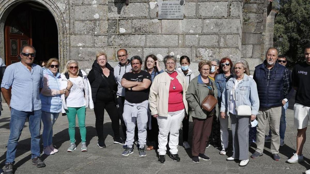 Vecinos se concentran delante de la iglesia de San Miguel de Bouzas.