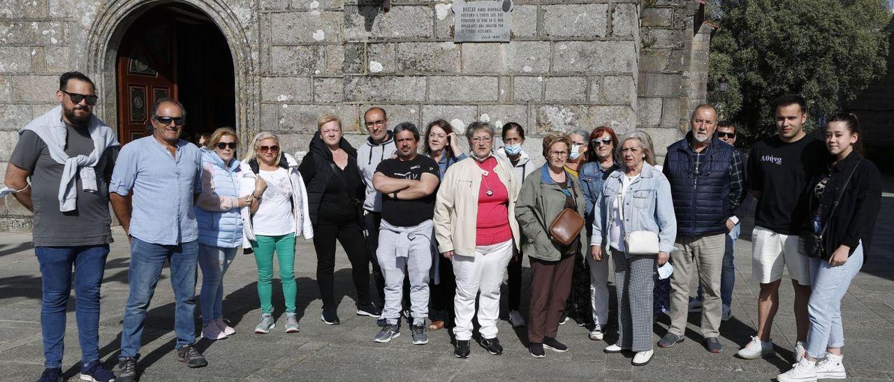 Vecinos se concentran delante de la iglesia de San Miguel de Bouzas.