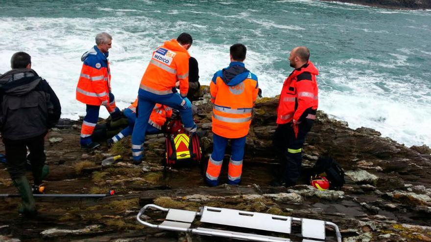 Rescatan en Lorbé a una persona que cayó en las rocas mientras estaba pescando