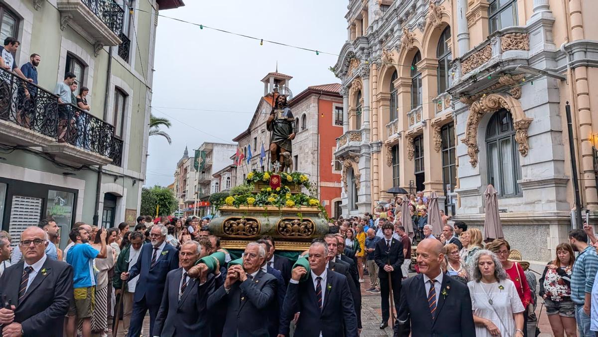 Traslado de la imagen de San Roque desde su capilla a la basílica de Llanes