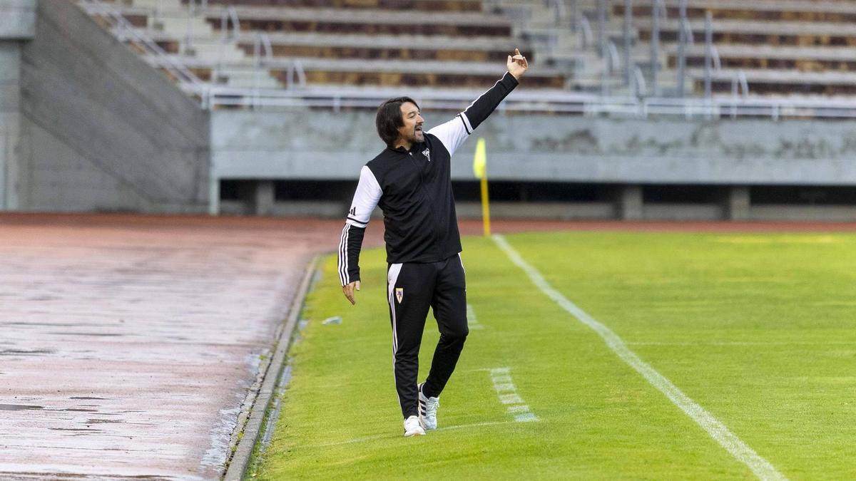 Secho Martínez dirige un partido de la SD Compostela desde la banda de San Lázaro.