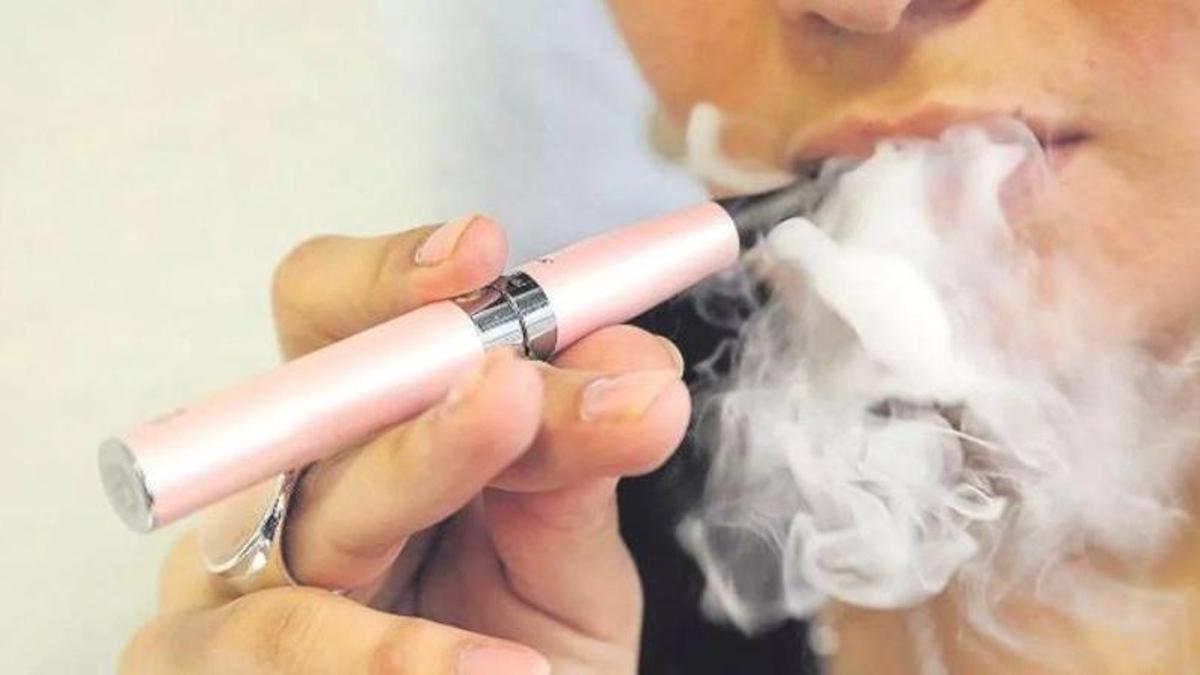 Una joven vapeando.