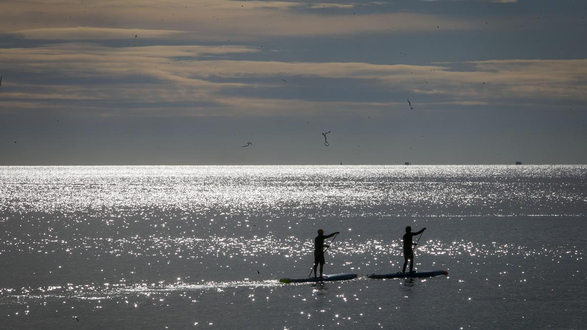 Dos bañistas practican &#039;paddle surf&#039; en la Costa Blanca