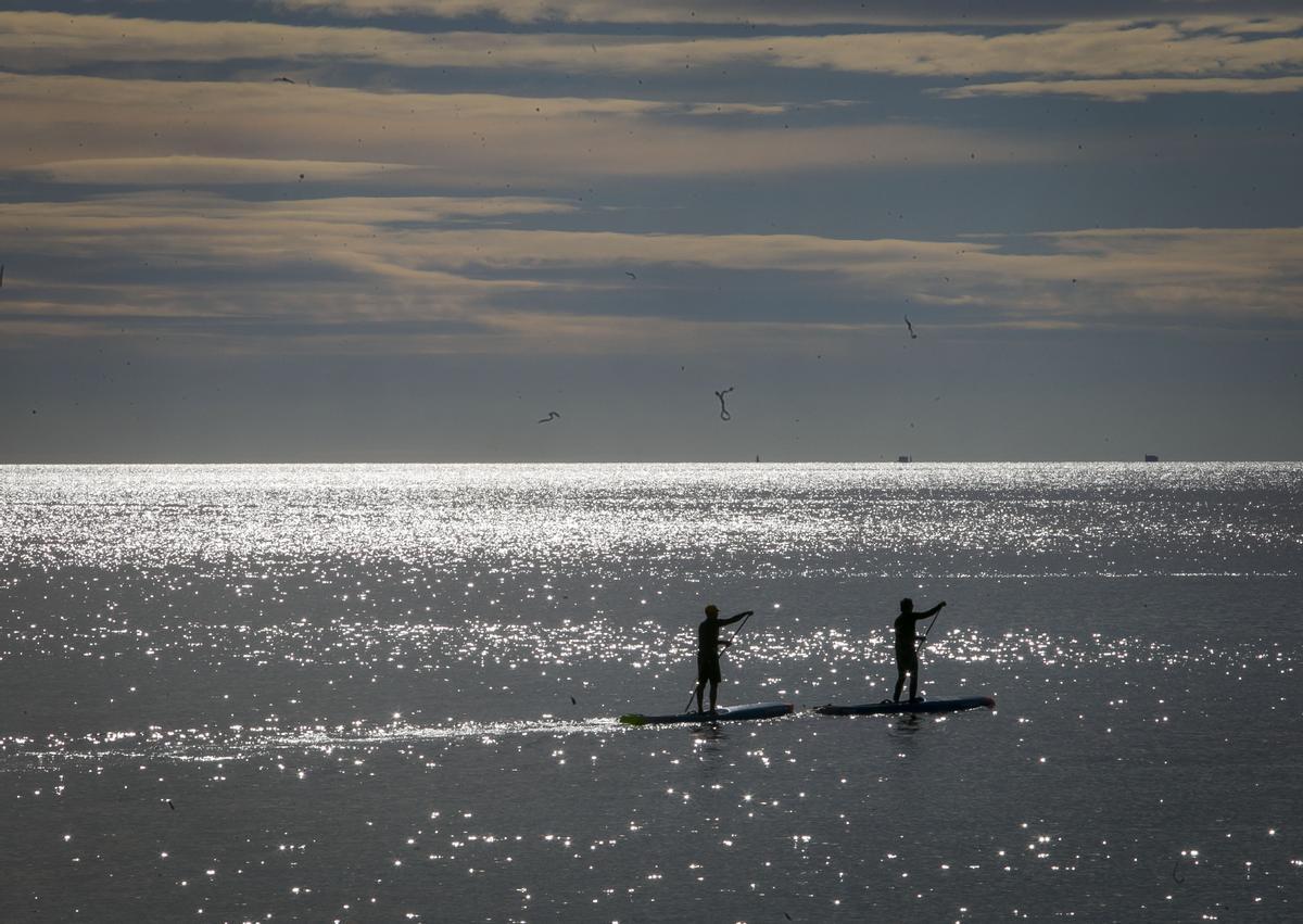 Dos bañistas practican 'paddle surf' en la Costa Blanca