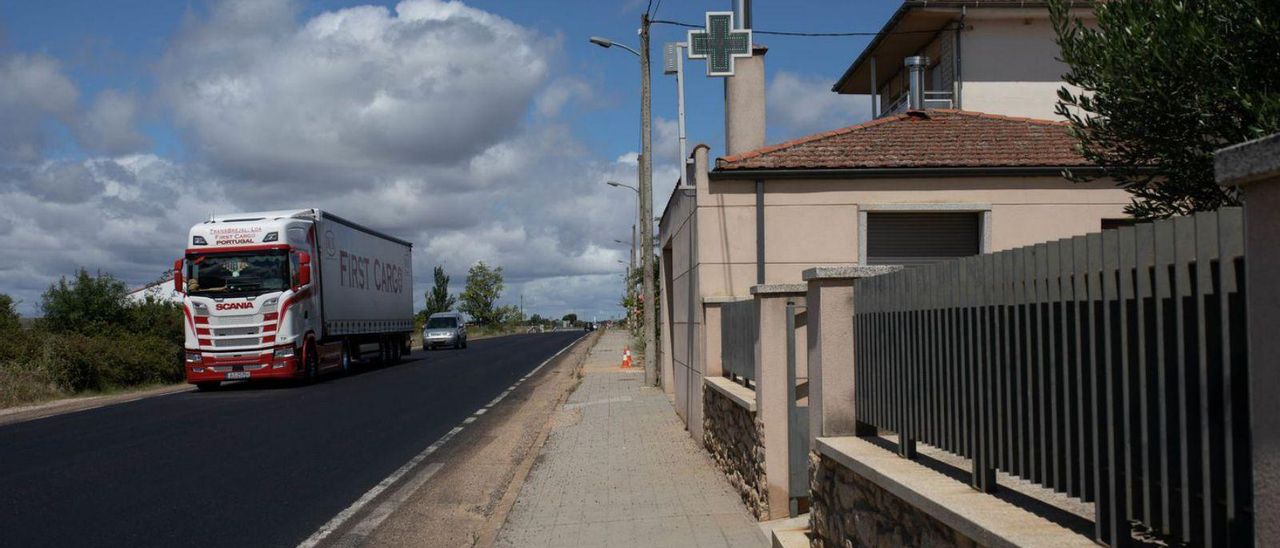 Señal de farmacia en la N-122 a su paso por Fonfría. | Ana Burrieza |