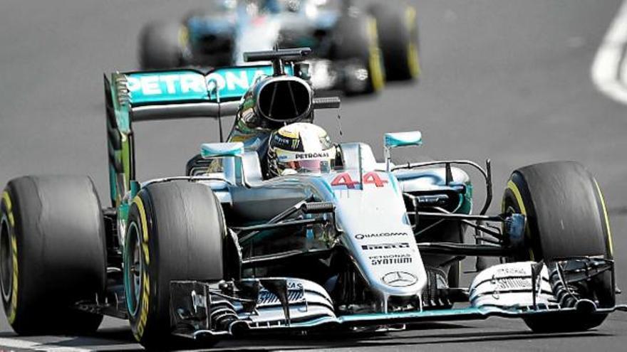 Hamilton perseguit per Rosberg