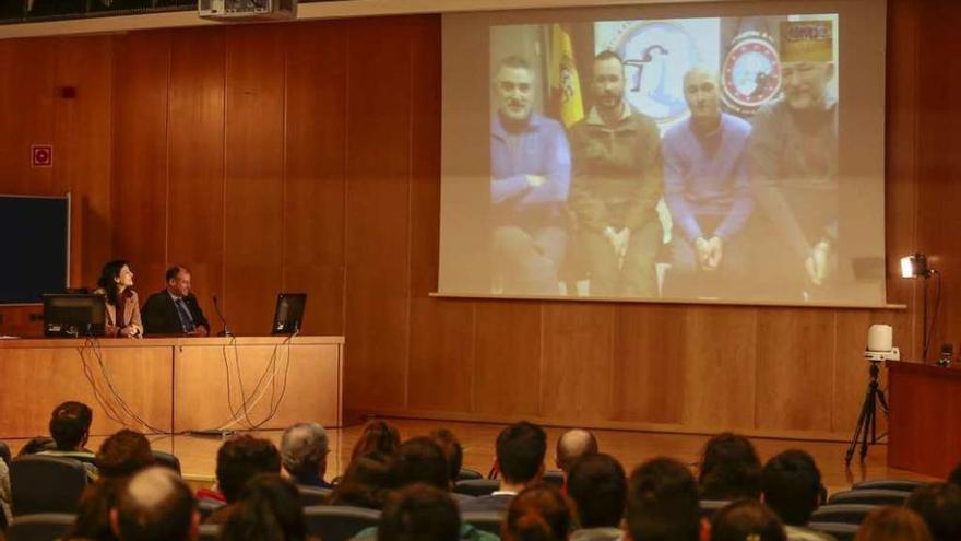 Belén Rubio y Salustiano Mato (a la izq.) durante la conexión desde el campus vigués con Jesús López, el comandante Alberto Salas, Mariano Lastra y Jesús Souza (en pantalla). // Adrián Irago