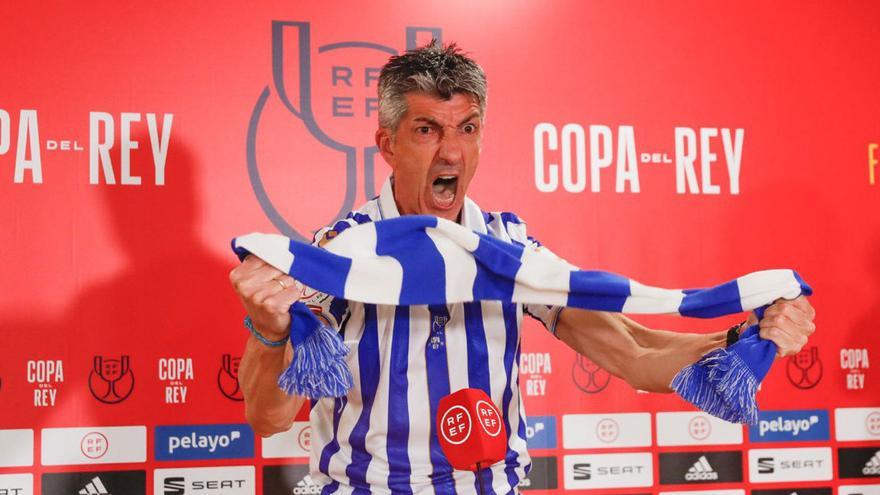 Imanol Alguacil, con la camiseta y la bufanda de la Real Sociedad.