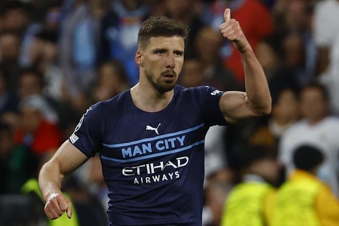 Rúben Dias: Uno de los mejores centrales en Europa. Salida de balón, liderazgo y solidez defensiva le catapultan a ser uno de los más preciados y el comandante en la zaga de Guardiola. A sus 25 años sería una de las piezas más buscadas y solicitadas si los de Manchester acabaran por ser sancionados.