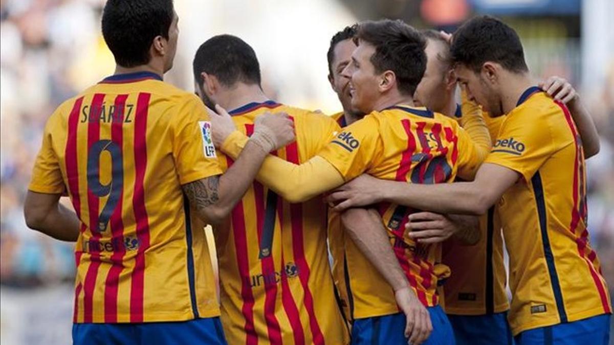 Los jugadores del Barça celebran el gol de Messi en Málaga