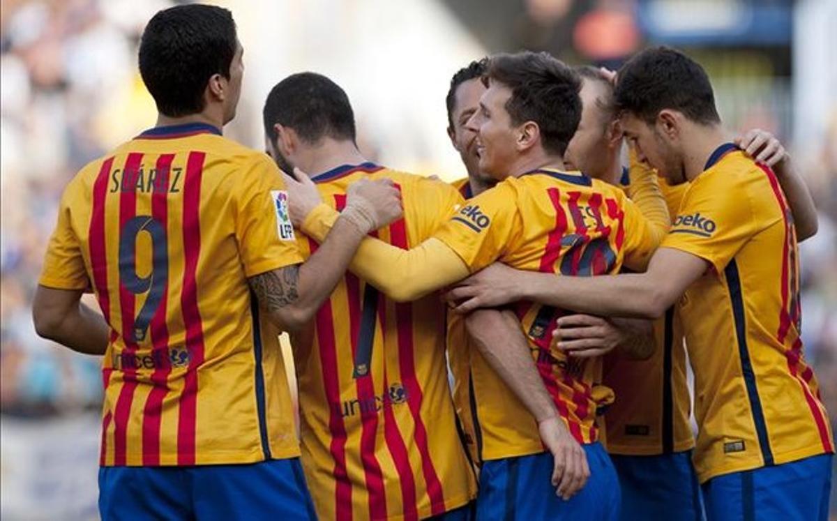 Los jugadores del Barça celebran el gol de Messi en Málaga