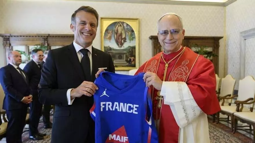 El papa León XIV recibe por primera vez en el Vaticano a Macron