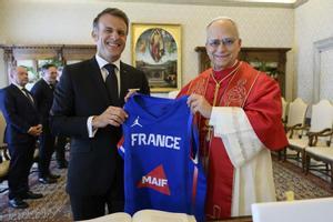 El papa León XIV recibe por primera vez en el Vaticano a Macron