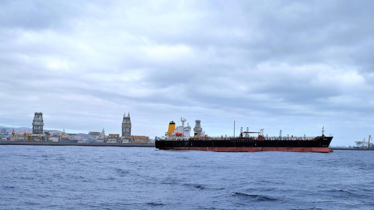 Barco fondeado en la bahía de Las Palmas.