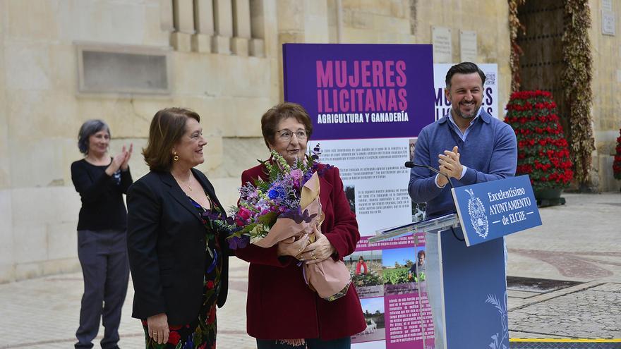 PP y Vox honran con una exposición y flores a 26 mujeres por el 8M