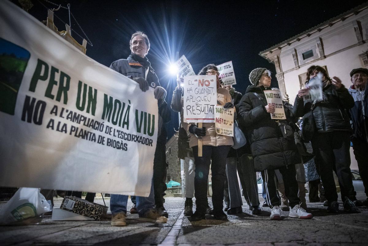 Imatges de la concentració en contra de l'ampliació del polígon de Moià, ahir, durant el ple municipal Imatges de la concentració en contra de l'ampliació del polígon de Moià, ahir, durant el ple municipal