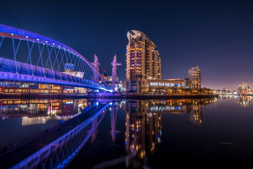 Vista de la pasarela iluminada que llega a los muelles de Salford