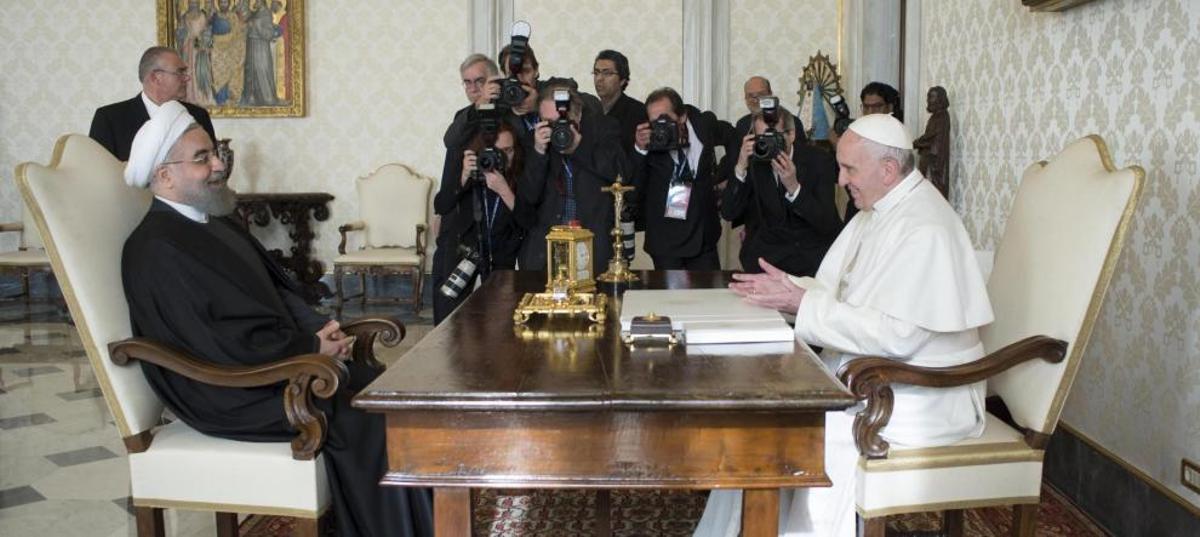 El presidente iraní, Hasán Rohaní (i), y el Papa Francisco