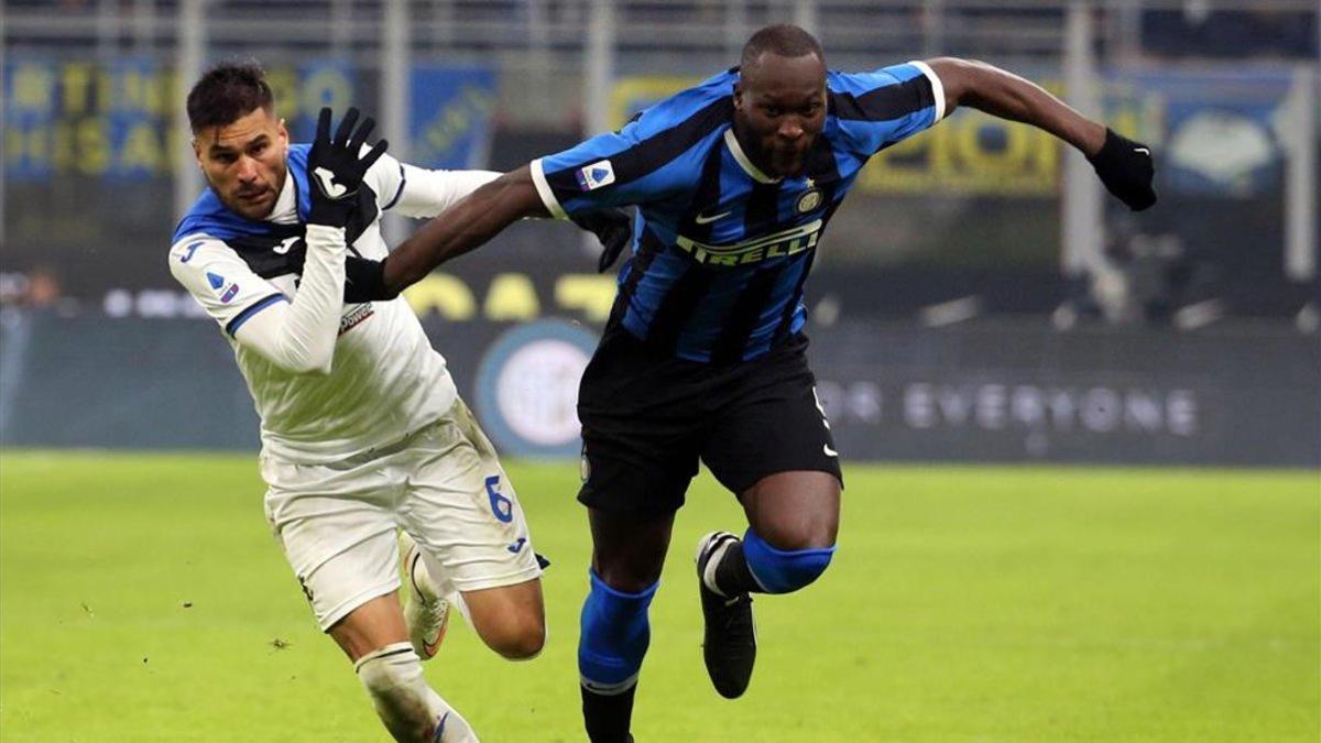 Lukaku luchando por un balón