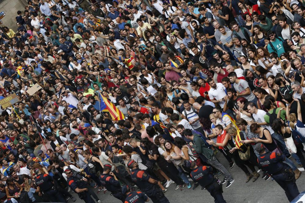 Multitudinaria concentración en Barcelona en protesta por las cargas del 1-O