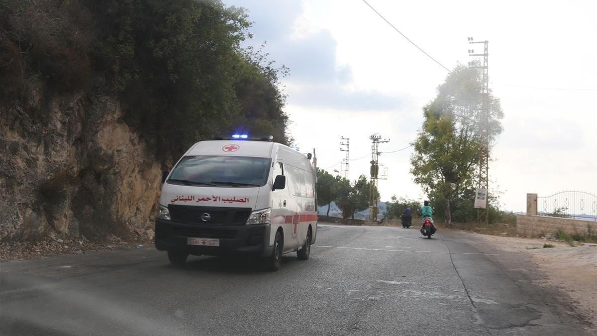 Una ambulancia en Ain Qana, durante el traslado de heridos.