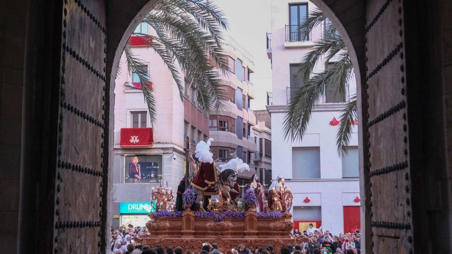 La Lanzada saldrá este año por primera vez desde la basílica de Santa María. En la imagen de archivo, su paso por Plaça de Baix desde las puertas del Ayuntamiento. | ÁXEL ÁLVAREZ