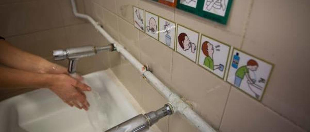 Pictogramas en el baño de un colegio público para ayudar a los niños con TEA.