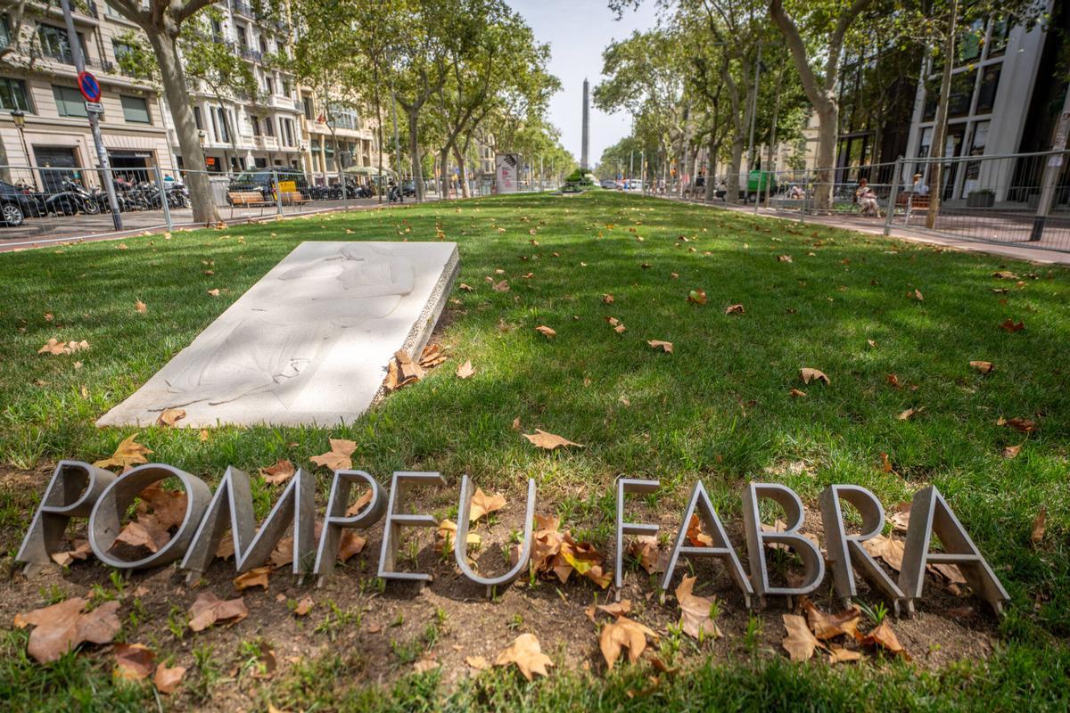 'La lectura', un relieve de Josep Clarà en memoria de Pompeu Fabra.