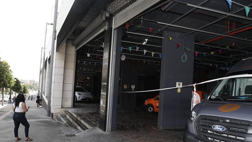 Finaliza con un gran baldeo la intervención en el incendio del Vasco en Oviedo