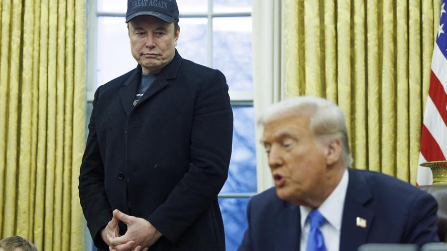 Trump firma ante Musk el decreto que permitirá desmantelar las agencias federales con despidos "a gran escala".