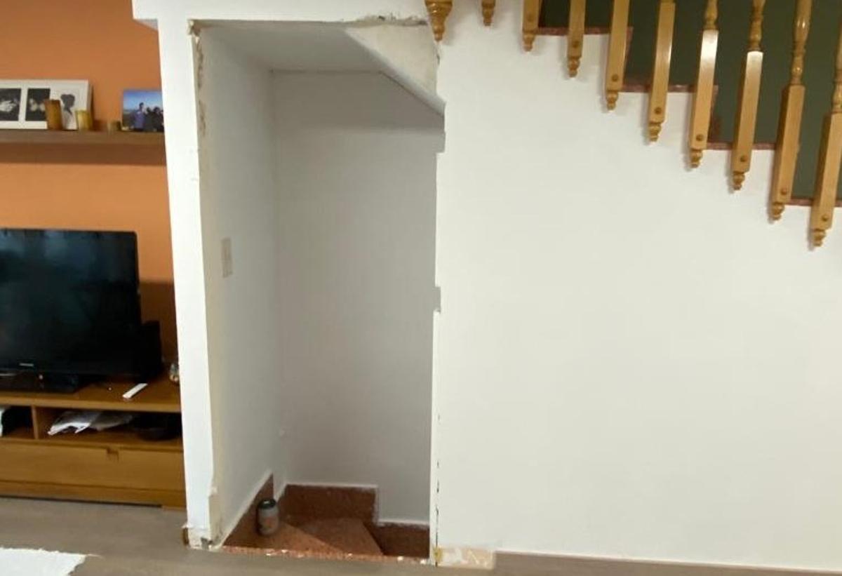 Las escaleras de la vivienda de María José no fueron cubiertas y el marco de la puerta fue arrancado.