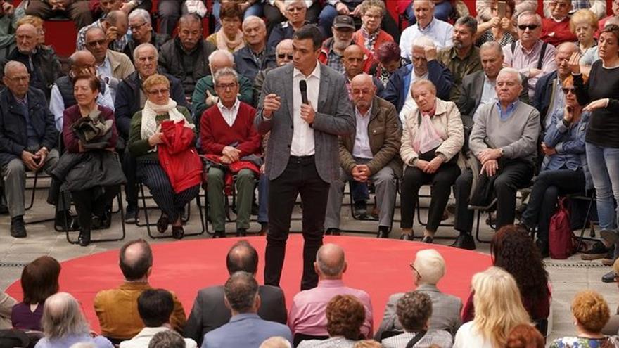 Sánchez afila sus ataques al PP para lograr el apoyo de los pensionistas
