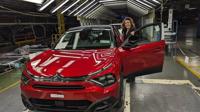 Susana Remacha Andrés, nueva directora general de la factoría automovilística de Stellantis en Figueruleas.