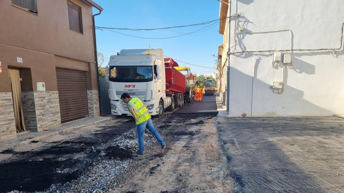 Trabajos de asfaltado de las calles de la DANA